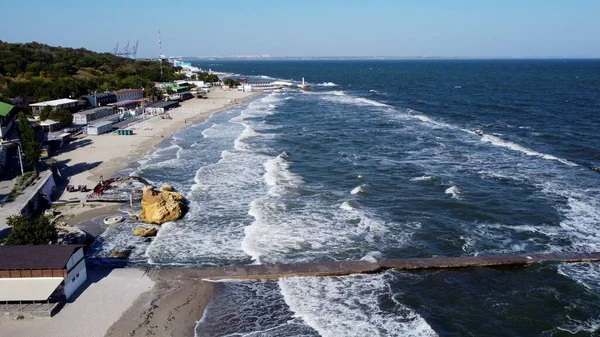 Personas caminando y relajándose en la playa en un día soleado. Vuelo de vista aérea del dron sobre — Foto de Stock