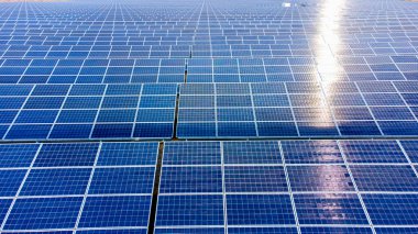 Hava aracı güneş enerjisi istasyonu panelleri üzerinde uçuyor. Havadan üst görünüm