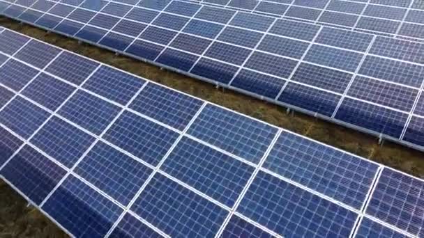 Paneles solares de vista aérea de drones en el primer día soleado. Panel solar fotovoltaico — Vídeos de Stock