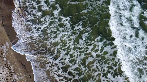 Aerial drone view flight over sea waves that roll onto sandy shore. — Stock Photo, Image