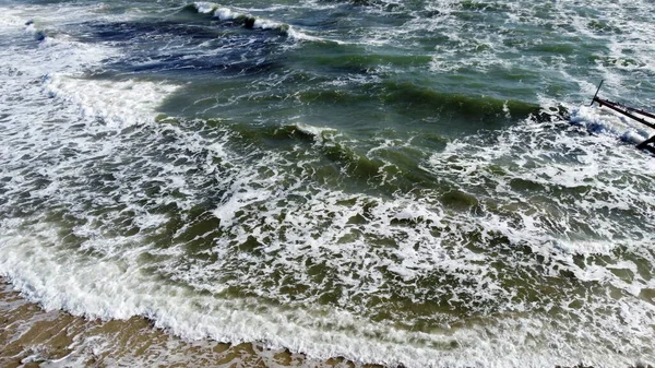 Voo de visão aérea de drones sobre ondas do mar que rolam para a costa arenosa. — Fotografia de Stock