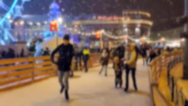Sfondo sfocato Molte persone stanno pattinando su pista di pattinaggio all'aperto nevicate — Video Stock