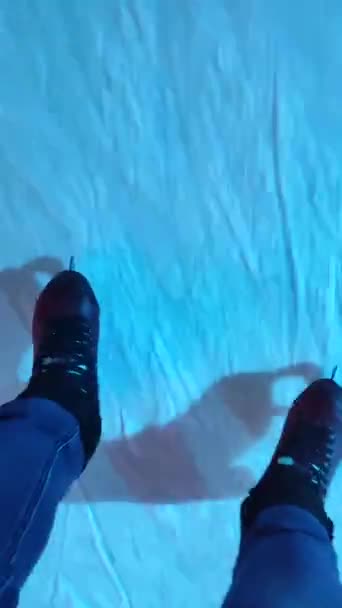 Nő korcsolyázás egy jégpályán színes fény a szabadban télen — Stock videók