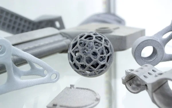 Gri soyut modeller yakın plan tozdan 3D yazıcıya yazdırıldı.