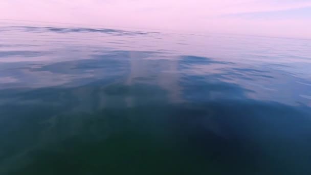 Vista de la superficie del agua del mar con un barco en movimiento. Paisaje marino, vistas al mar. — Vídeos de Stock