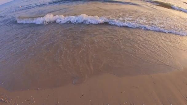 Морські хвилі розбиваються на березі. Широкий кут. Морський пейзаж, фон . — стокове відео