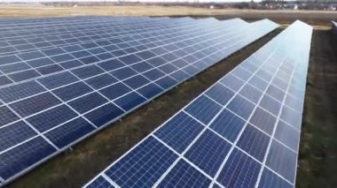 Hava aracı güneş enerjisi istasyonu panelleri üzerinde uçuyor. Havadan üst görünüm