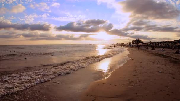 Csodálatos gyönyörű tengeri táj. Tengeri hullámok homok strand ég nap felhők napkelte — Stock videók