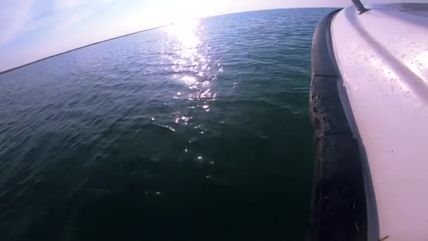 Pejzaż morski, widok fal morskich z odbiciem słońca od dziobu motorówki — Wideo stockowe