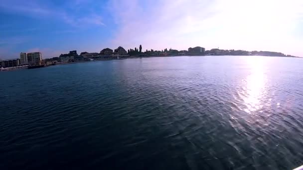 Vista de la costa con casas y hoteles desde el barco a motor en el mar mientras se mueve — Vídeos de Stock