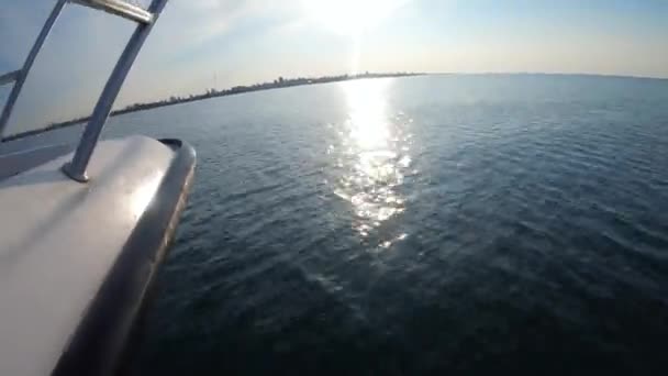 Морской пейзаж, вид на морские волны с солнечным отражением от носа моторной лодки — стоковое видео