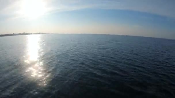 Vista de la costa con casas y hoteles desde el barco a motor en el mar mientras se mueve — Vídeos de Stock