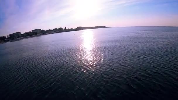 Вид береговой линии с домов и отелей с моторной лодки в море во время движения — стоковое видео