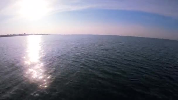 Blick auf Küste mit Häusern und Hotels vom Motorboot im Meer während der Fahrt — Stockvideo