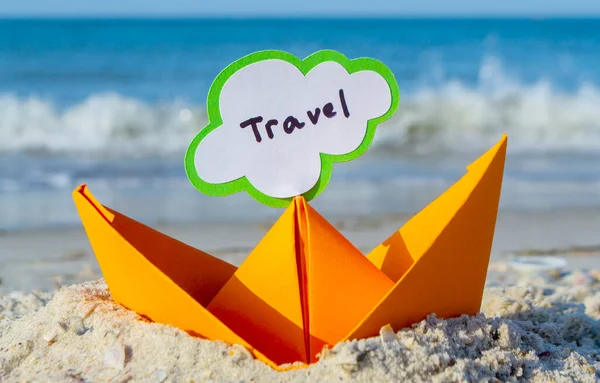 Orange Paper Boat en Sandy Seashore Close-up. Barco pequeño de papel — Foto de Stock