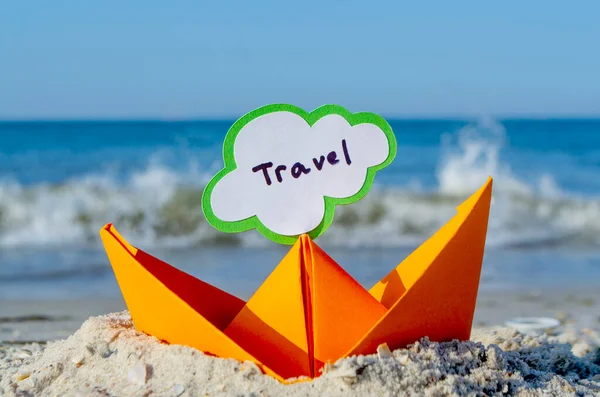 Orange Paper Boat en Sandy Seashore Close-up. Barco pequeño de papel — Foto de Stock