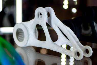 Pudra 3D yazıcıya tozdan basılmış beyaz soyut plastik model.