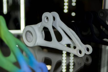 Toz 3D yazıcıya soyut bir nesne yazdırıldı. Çoklu Jet Füzyon MJF.