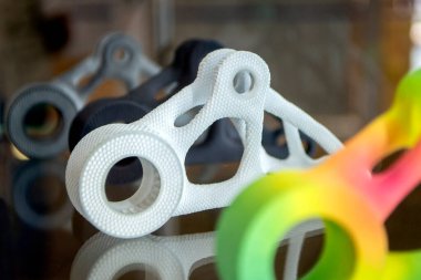 Toz 3D yazıcıya soyut bir nesne yazdırıldı. Çoklu Jet Füzyon MJF.