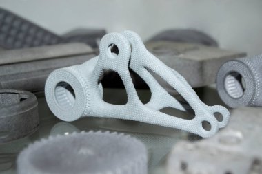 Yakın plan tozdan 3D yazıcıya yazdırılmış gri soyut nesne