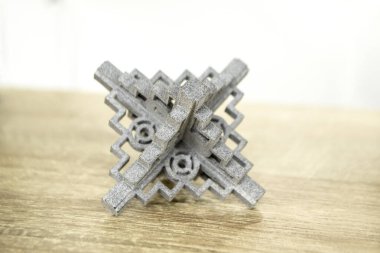 Gri soyut modeller yakın plan tozdan 3D yazıcıya yazdırıldı.