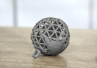 Toz 3D yazıcıya basılmış gri nesne. Çoklu Jet Füzyon MJF. Pudra