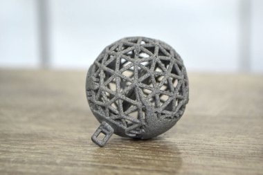 Toz 3D yazıcıya basılmış gri nesne. Çoklu Jet Füzyon MJF. Pudra
