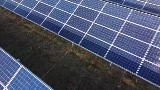 Paneles solares de vista aérea de drones en el primer día soleado. Panel solar fotovoltaico — Vídeos de Stock