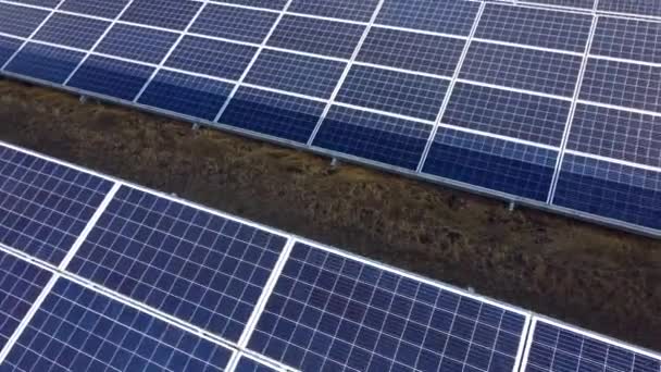 Drohnen betrachten Sonnenkollektoren an sonnigen Tagen aus der Nähe. Photovoltaische Solarmodule — Stockvideo
