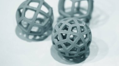 Beyaz arkaplanda 3d yazıcı tarafından basılan mavi rengin soyut nesnesi.