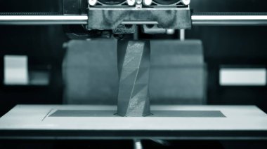 3D yazıcı çalışır ve sıcak erimiş plastikten bir nesne oluşturur