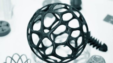 Beyaz bir tablodaki 3d yazıcıya basılmış mavi renkteki soyut nesne.