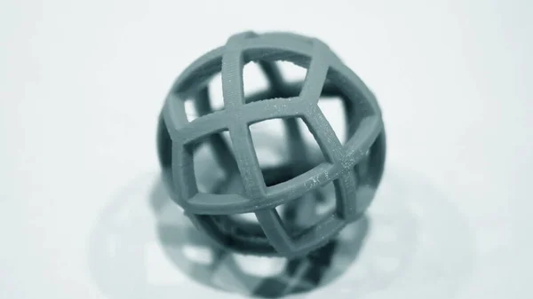 Objet abstrait d'une couleur verte imprimé par imprimante 3D — Photo