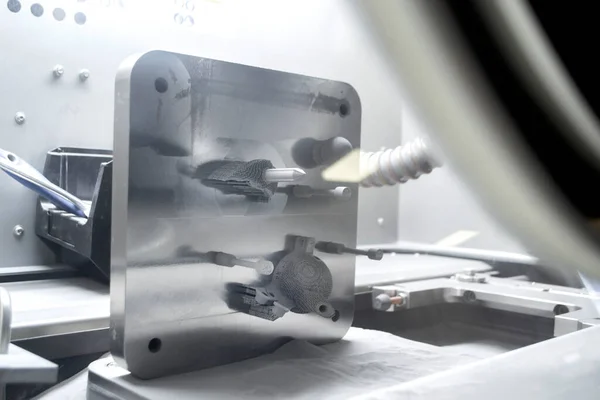 Plataforma con objetos impresos desde soportes de polvo metálico en la cámara de trabajo interior — Foto de Stock