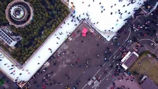 Vue Aérienne Par Drone Sur De nombreuses personnes patinant sur une patinoire en plein air en hiver. — Video