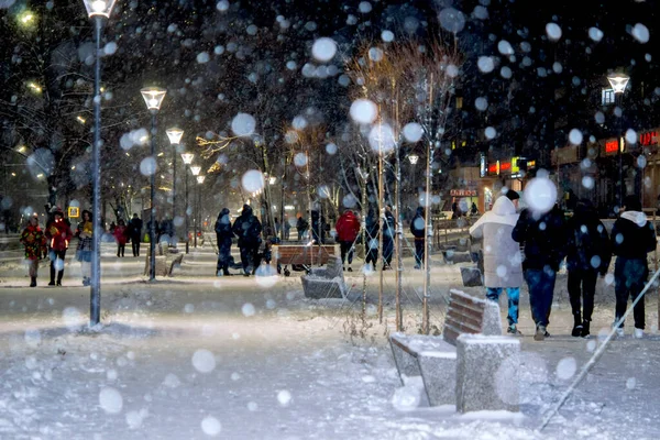 Widok na miasto, światła, padający śnieg, noc, ulica, bokeh spoty — Zdjęcie stockowe