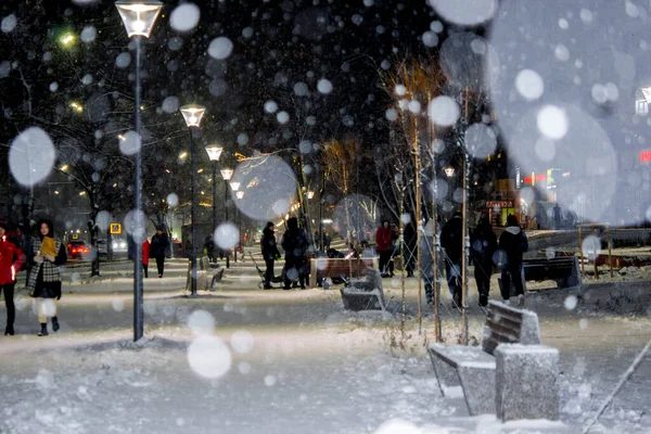 Widok na miasto, światła, padający śnieg, noc, ulica, bokeh spoty — Zdjęcie stockowe