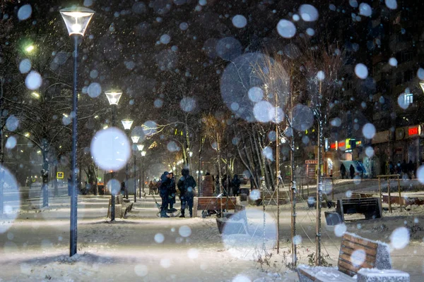 Вид на город, огни, падающий снег, ночь, улица, боке пятна — стоковое фото