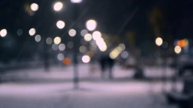 Şehir manzaralı ışıklar, yağan kar, gece caddesi, arabaların farları.