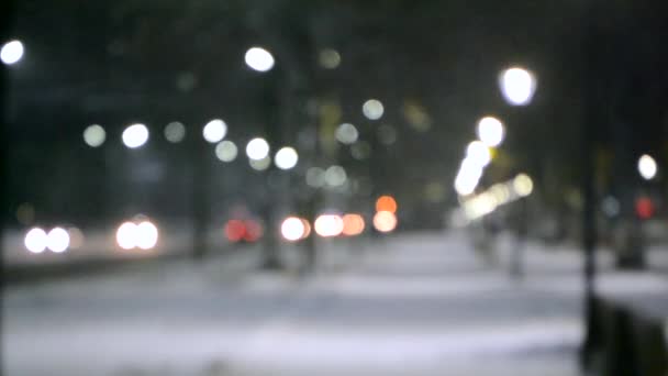 City View světla, padající sníh, noční ulice, bokeh skvrny reflektorů aut — Stock video