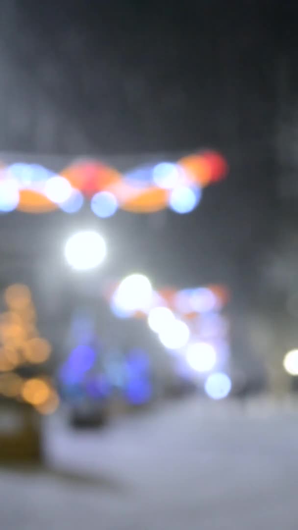 覆盖着圣诞树的雪城街道的模糊背景 — 图库视频影像