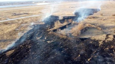 Hava Aracı Manzarası kuru otları yakıyor. Ateş ve duman alevleri açın. Sarı Kuru