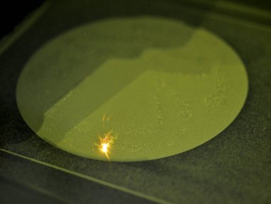 Metal, lazer etkisi altında istenen şekle dönüşür.