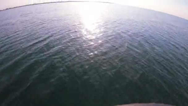 Paisaje marino, vista de olas marinas con reflejo solar desde proa de lancha a motor — Vídeos de Stock