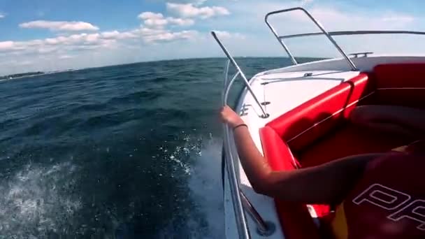 Gente navegando en lancha a motor en el mar en el soleado día de verano. Barco saltando en el mar — Vídeos de Stock