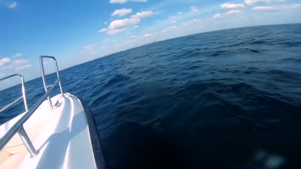 Havslandskap, utsikt över havsvågor med sol reflektion från fören av motorbåt — Stockvideo