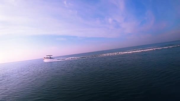 Barco a motor con gente flota en el mar en el día soleado. Paisaje marino. — Vídeos de Stock