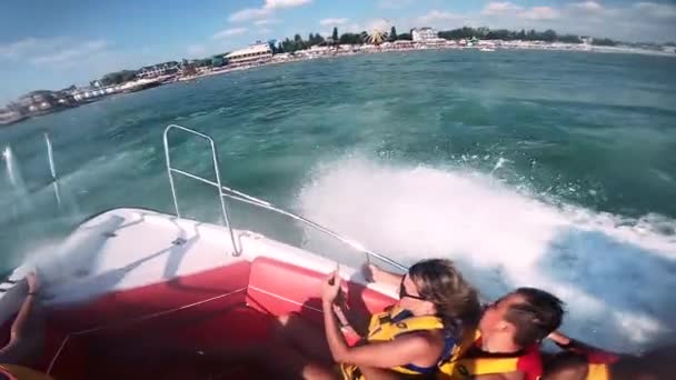 사람들은 화창 한 여름날에 모터보트를 타고 바다를 항해 합니다. 바다에서 뛰어내리는 보트 — 비디오