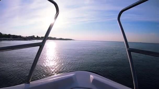 Paisaje marino, vista de olas marinas con reflejo solar desde proa de lancha a motor. — Vídeos de Stock