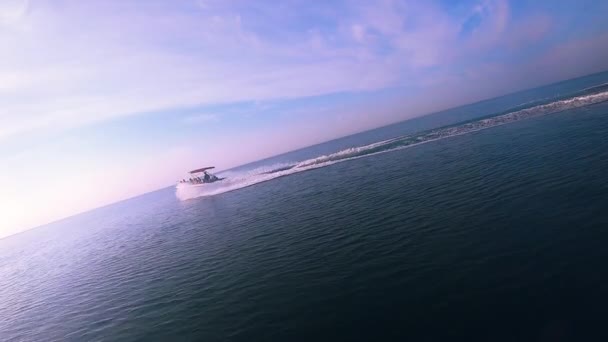 Barco a motor con gente flota en el mar en el día soleado. Paisaje marino. — Vídeos de Stock